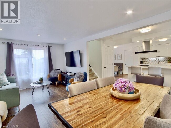 Building Photo - 243 Rosebank Pl