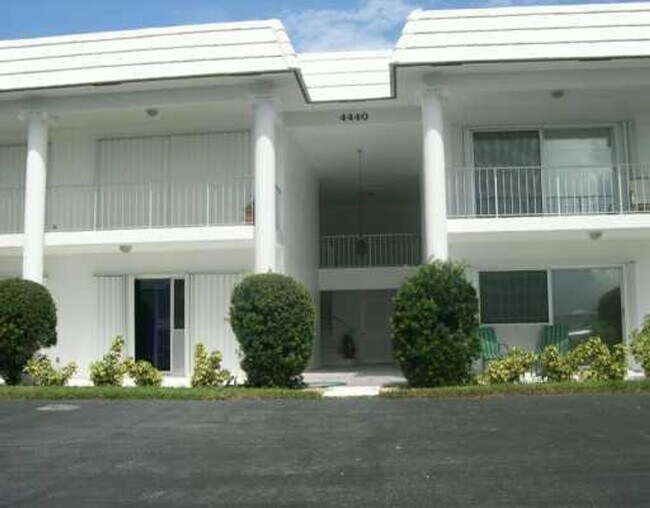 Foto del edificio - 4440 N Ocean Blvd