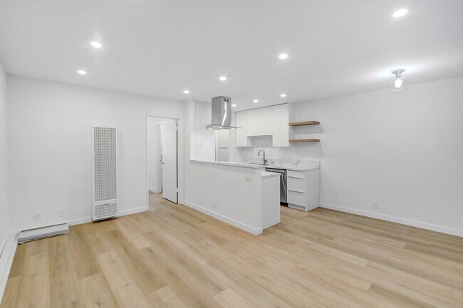 Building Photo - 519 Hill St in Santa Monica!  Steps to Mai...
