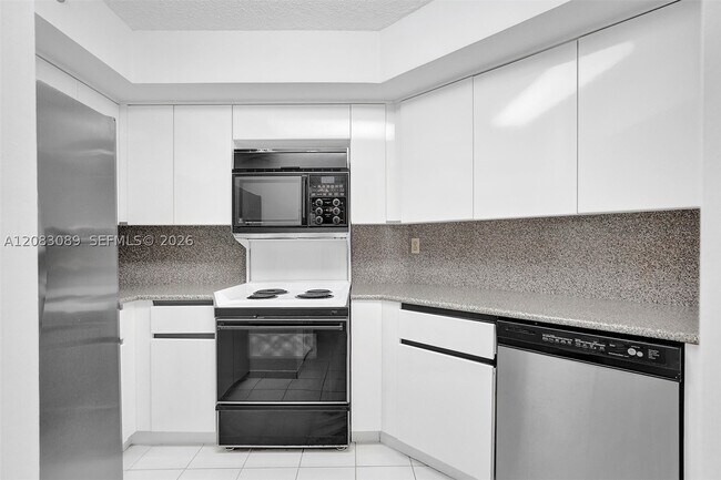 Foto del edificio - 6767 Collins Ave