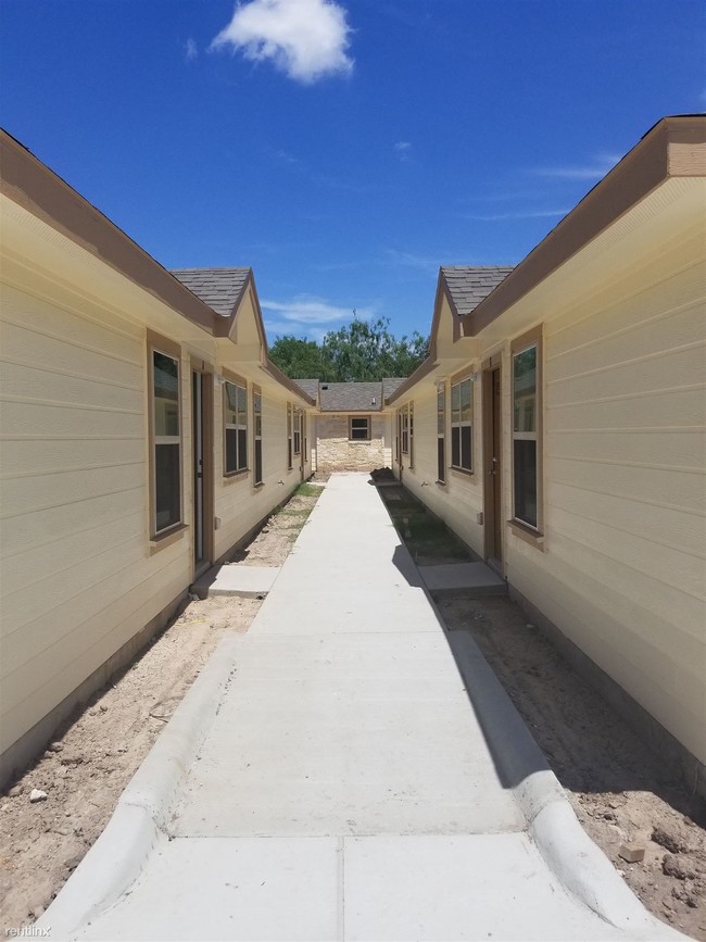 Building Photo - 2 br, 2 bath  - 2106 N G St  / 2 bath