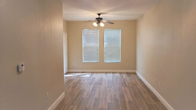 Foto del edificio - 1 Bedroom in Chateau Nouveau with TWO car tandem attached garage