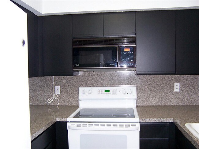 Foto del edificio - 16800 Sugar Pine Dr