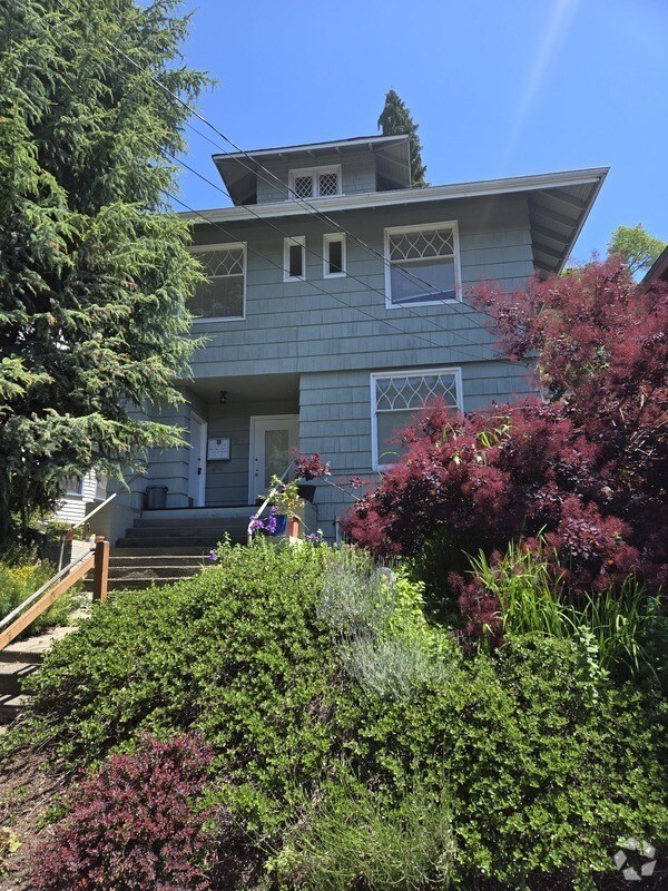 Building Photo - 620 12th Ave E