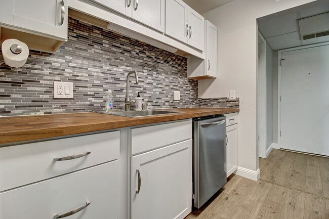 Building Photo - 480 N Civic Dr