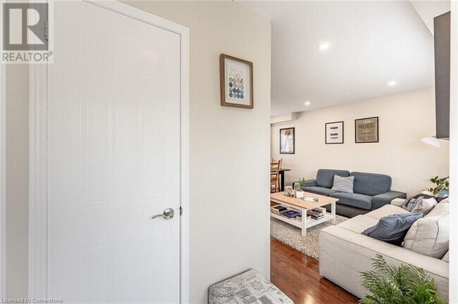 Building Photo - 60 Glenashton Dr