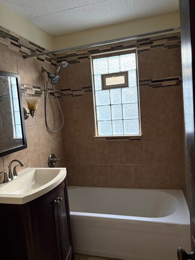 Foto del edificio - 1376 Amherst St