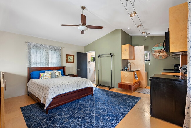 Building Photo - 326 16th Ave NE