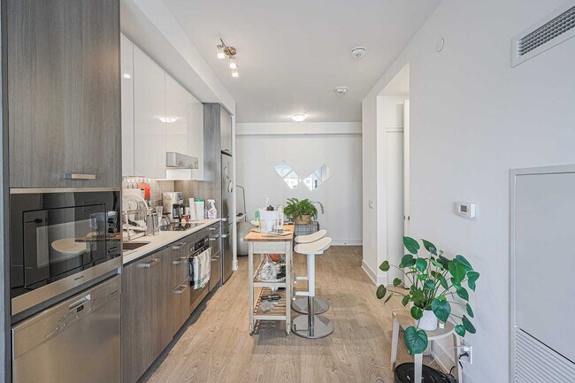 Building Photo - 1 bedroom plus den. 1 Bath. Parking! Inter...