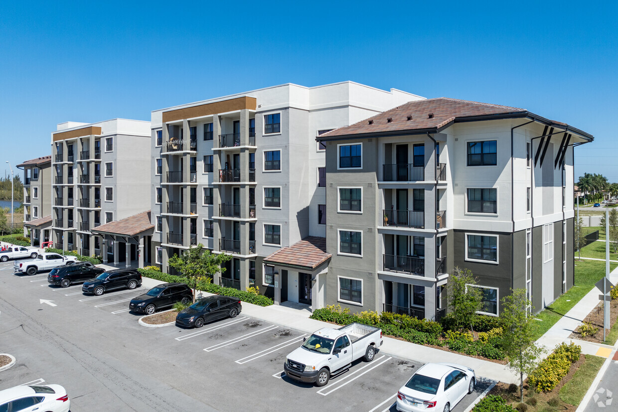 Primary Photo - Residences of Highland