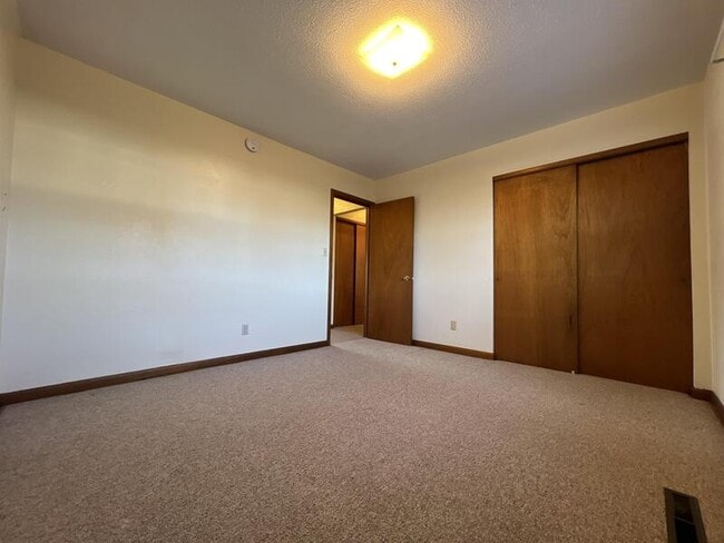 Building Photo - 480 5th Ave