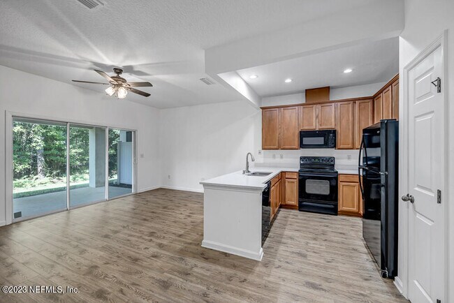 Building Photo - 5915 Pavilion Dr