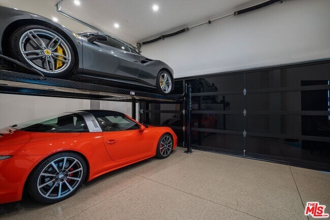 Building Photo - 9270 Kinglet Dr