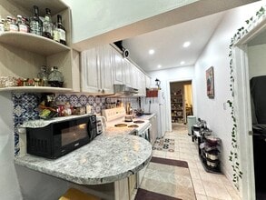 Building Photo - 560 Bathurst St