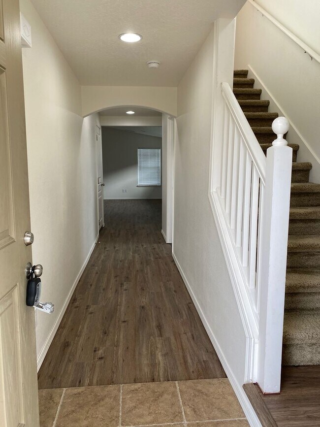 Foto del edificio - Beautiful 3 bed/2.5 bath with open floorplan!