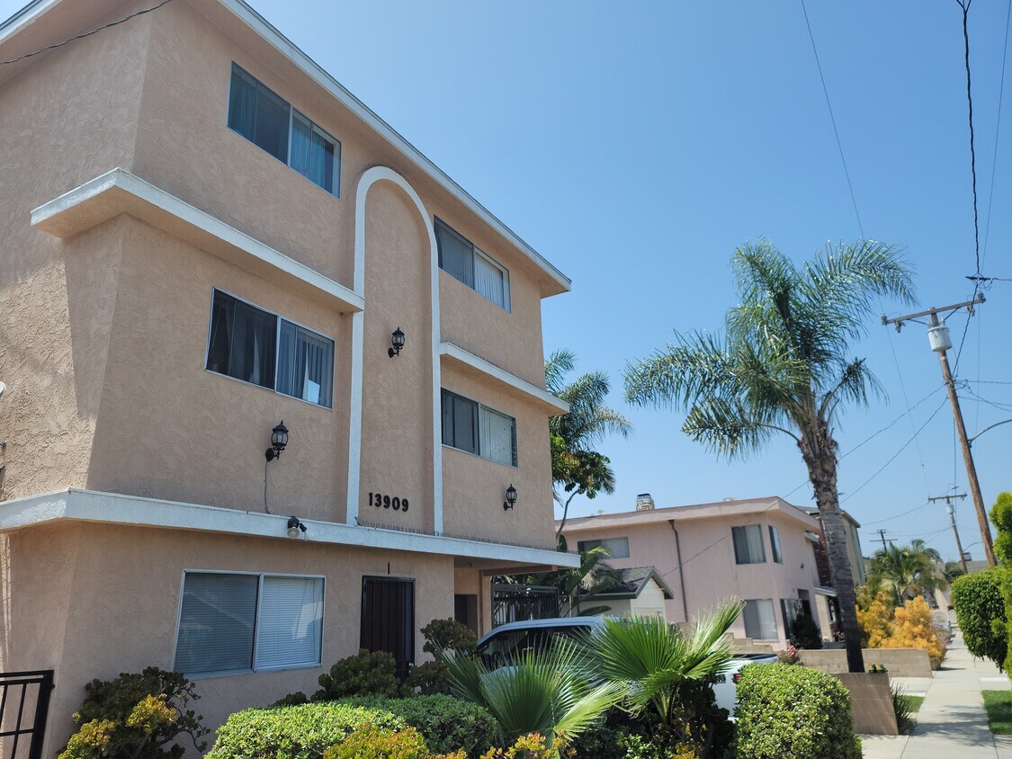 13909 Hawthorne Way Unit 1, Hawthorne, CA 90250 Apartments in