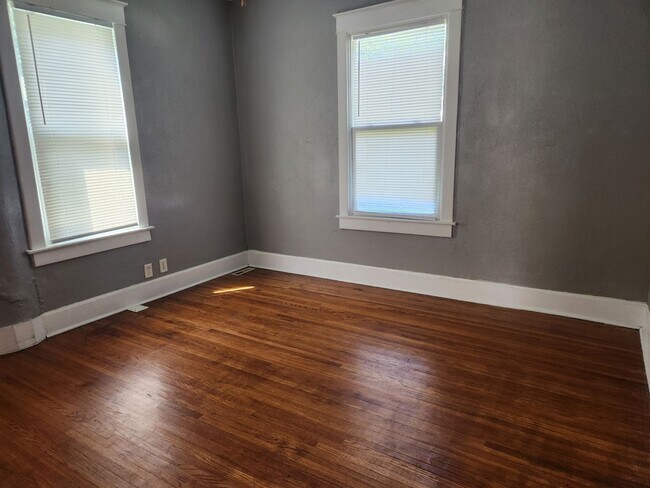 Building Photo - 2 BR/1 BA home