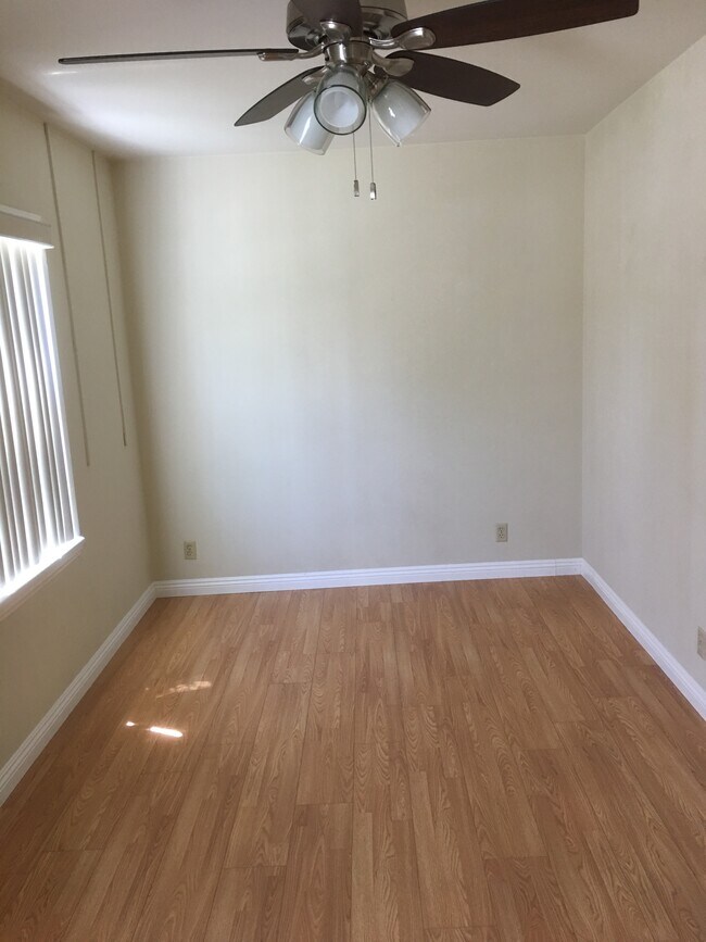 Foto del edificio - 10639 Ayres Ave