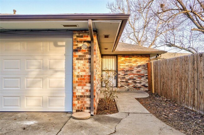 Building Photo - 6327 Glenbrook Ct