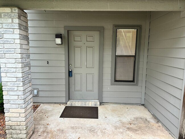 Building Photo - Centrally Located 2 bed / 1.5 bath in Nort...