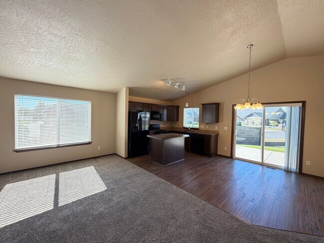 Foto del edificio - Radiant Lake Rancher