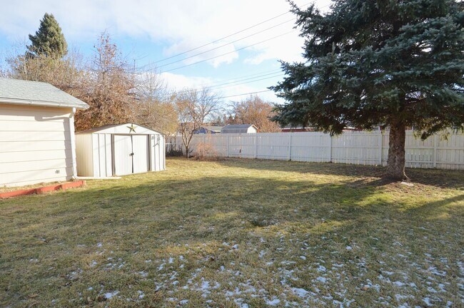 Foto del edificio - Huge 4 Bed 2 Bath Single Family Home! Rent Special - $500 off 1 months rent!