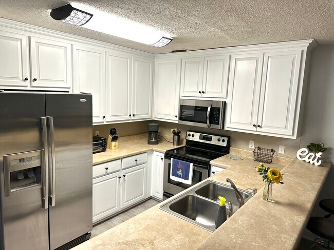 Full Kitchen - 455 Sandy Oak Drive