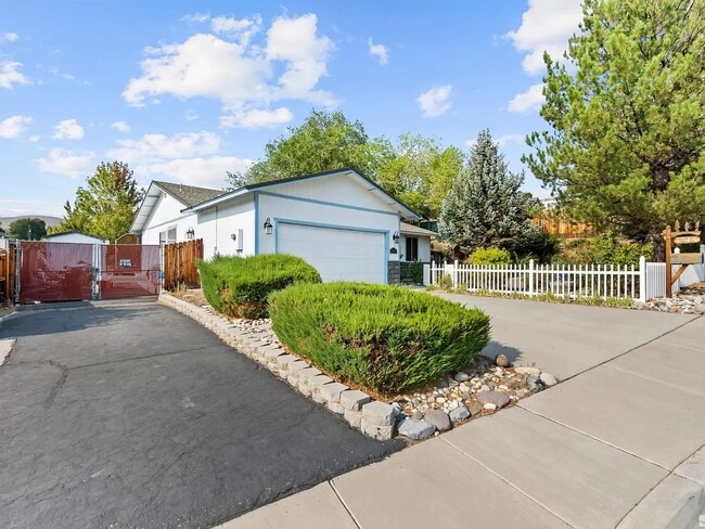 Estacionamiento para vehículos recreativos en el patio delantero - 1975 Putnam Dr