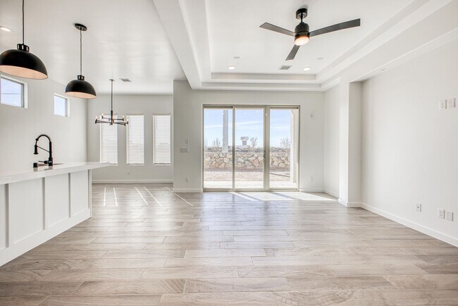 Foto del edificio - Beautiful East side House 4 bed-2.5 baths, part of The Overlook Casa Club that includes Swimming ...