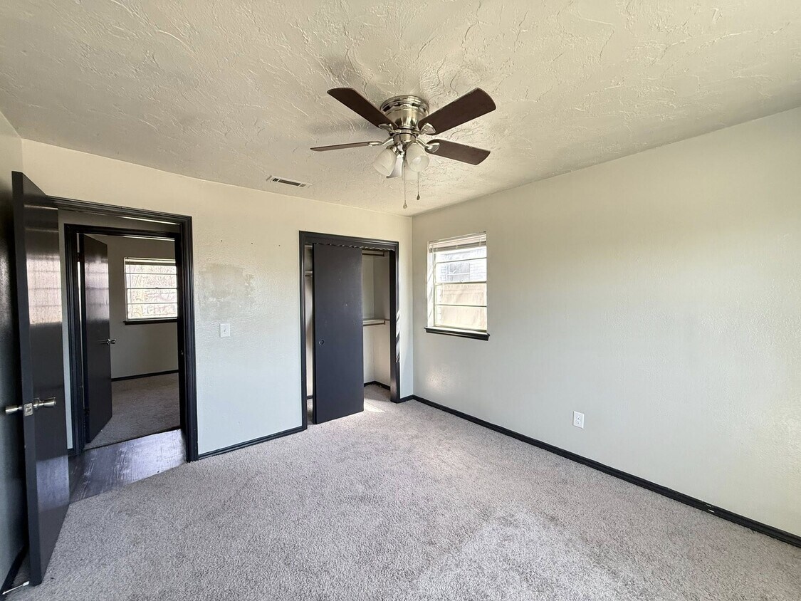 Foto del edificio - 829 Willow Brook Dr