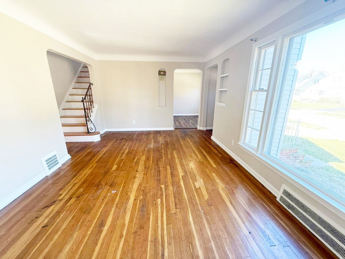 Primary Photo - 3 BED 1 BATH BEAUTIFUL SINGLE FAMILY HOME