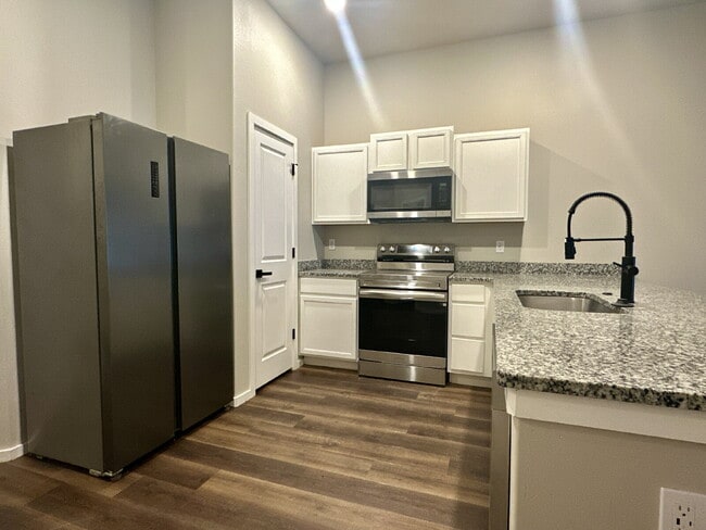 Building Photo - Updated Duplex with all appliances provided!