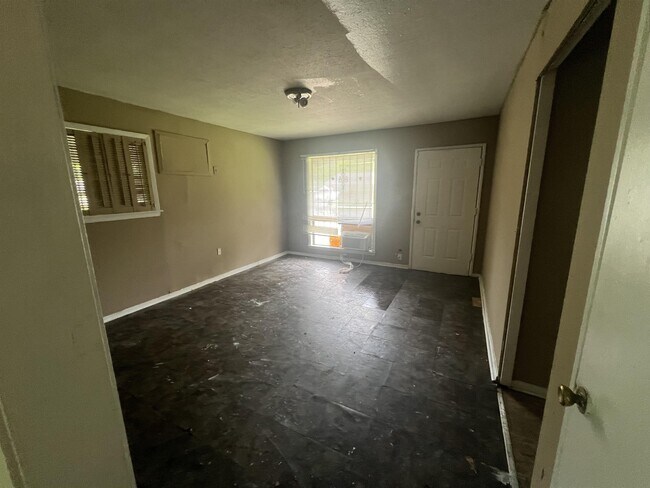 Building Photo - 319 Queen Margaret Ln