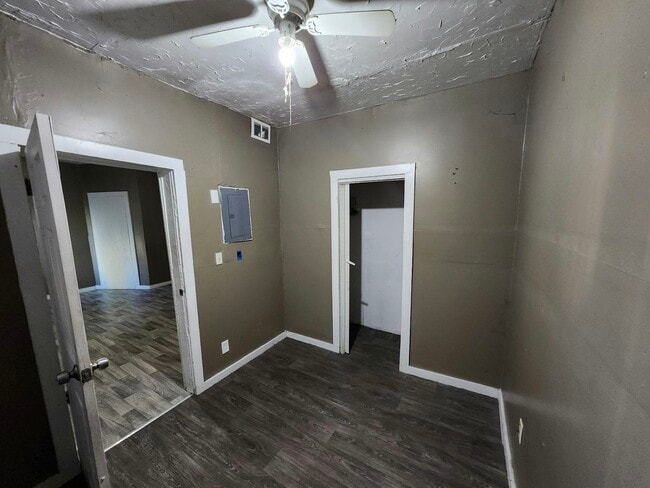 Building Photo - 2033 W 98th St