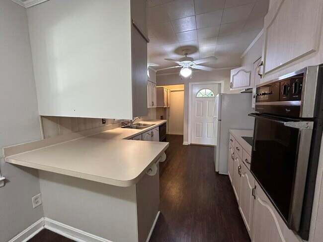 Building Photo - 523 Colonial Dr