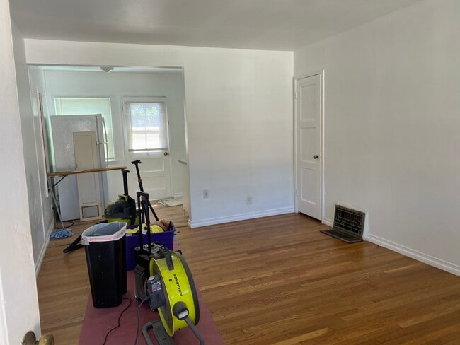 Building Photo - 14911 Vose St