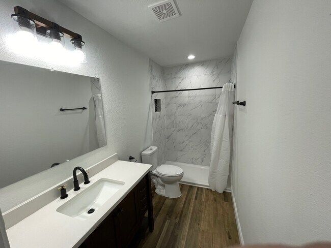 Master bath - 3923 Diamond Ave