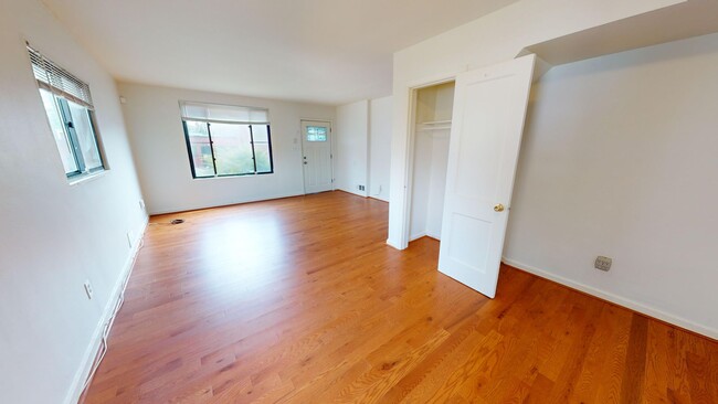 Foto del edificio - Takoma Park Three Bedroom Available Now W/...