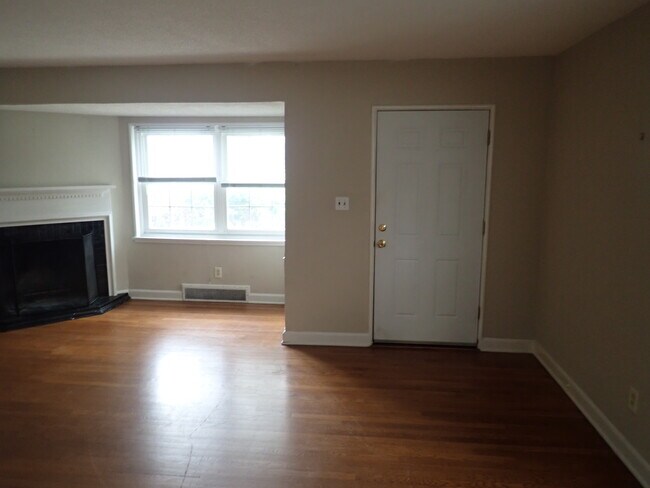 Living Room - 1212 W Murdock St