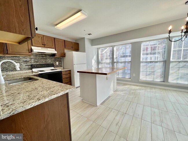 Building Photo - 10600 Elizabeth Parnum Pl