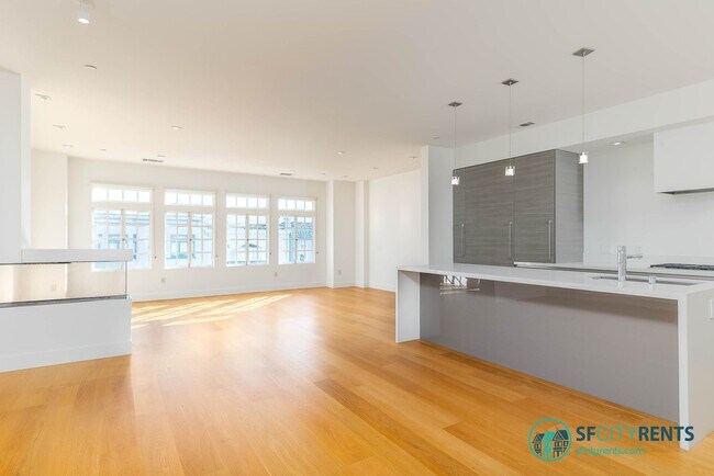 Foto del edificio - Marina: Remodeled Light-Filled Top-Floor Marina Condo with Private Roof Deck