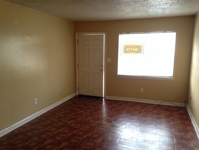 Building Photo - 3BR/1BA EastLake Apartments