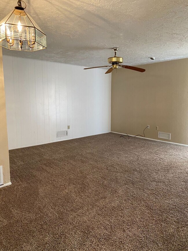 Building Photo - Large family home close to Bonham Middle School and Shopping