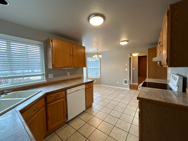 Foto del edificio - 3 Bedroom / 2 Bathroom Home in SW Redmond
