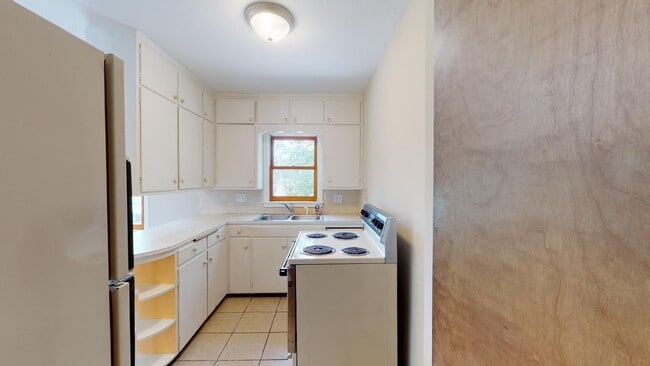 Building Photo - Great Location - Available August 1st