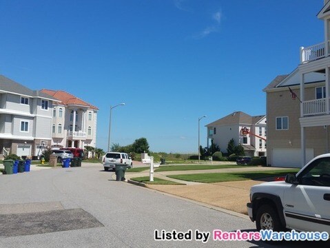 Building Photo - 9633 Dolphin Run