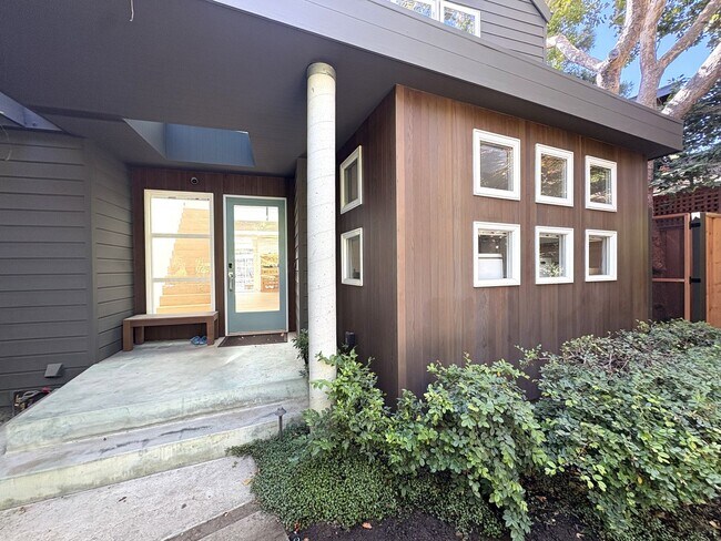 Foto del edificio - Modern Home availalble for lease in Menlo ...