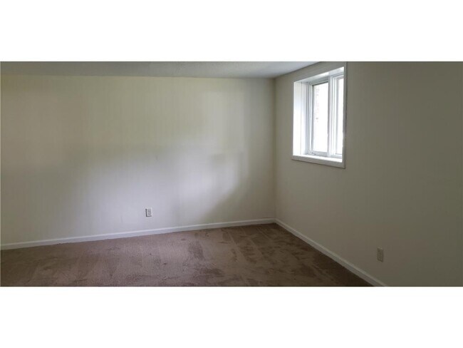 Building Photo - 1901 Tamarack Ln