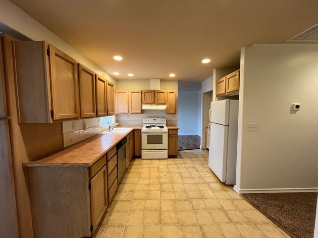 Building Photo - Three Bedroom In Great Location