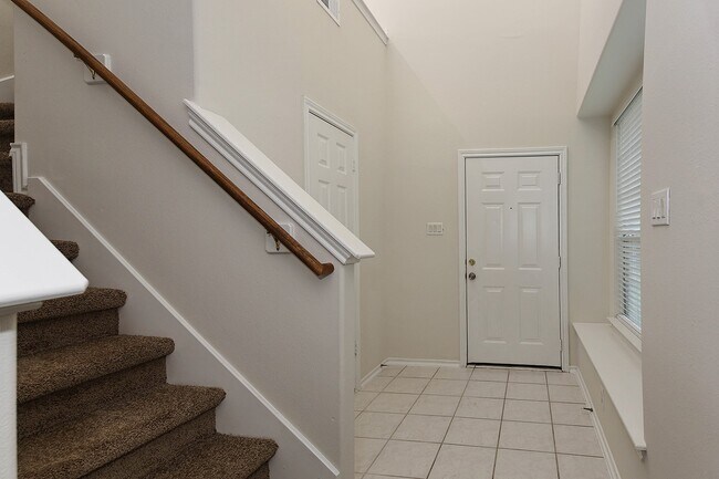 Foto del edificio - 102 Blue Creek Pl